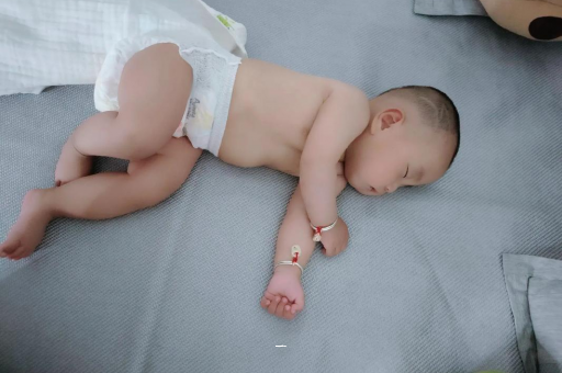 泰安宝宝胳膊上起红疙瘩